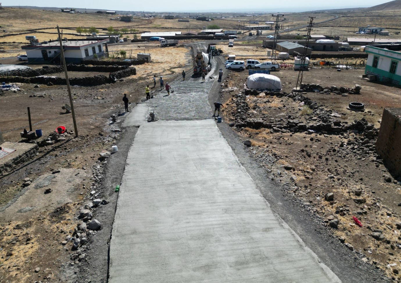 BÜYÜKŞEHİR, SİVEREK’TE 12 KİLOMETRELİK BETON YOL YAPIMINA BAŞLADI