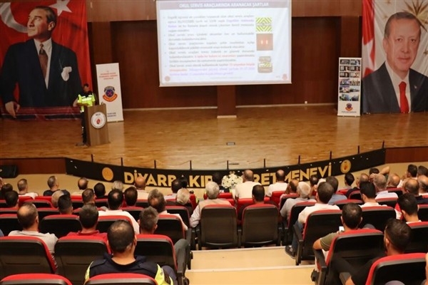 Diyarbakır'da okul servis araç sürücüleri için Trafik Güvenliği Eğitimi verildi