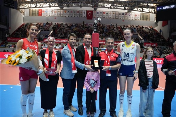 Aras Spor Kulübü Kadın Voleybol Takımı'ndan İzmir İtfaiyesi’ne teşekkür