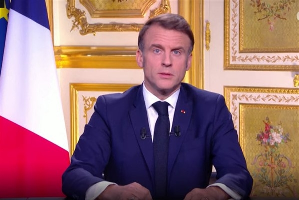 Macron, rakiplerini istikrarsızlığı körüklemekle suçladı