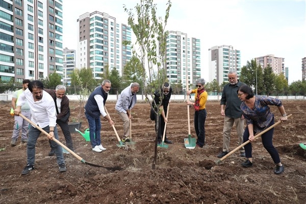 Koma Amed üyeleri, meyve ağaçları dikti