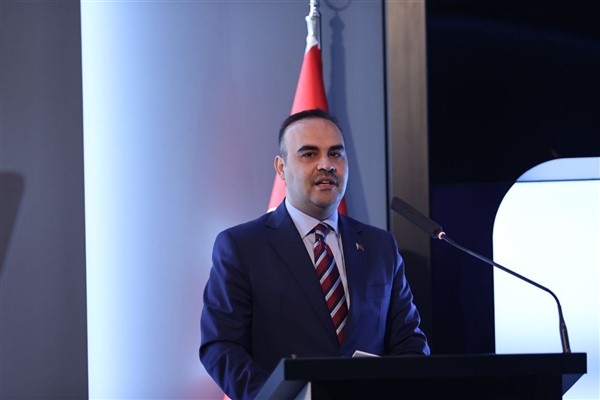 Bakan Kacır’a fahri doktora unvanı verdi