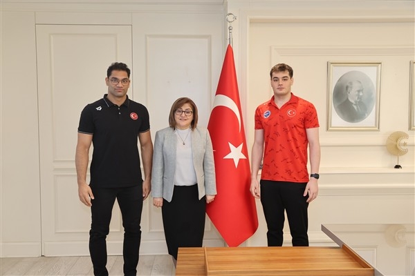 Başkan Şahin, şampiyon yüzücüleri misafir etti