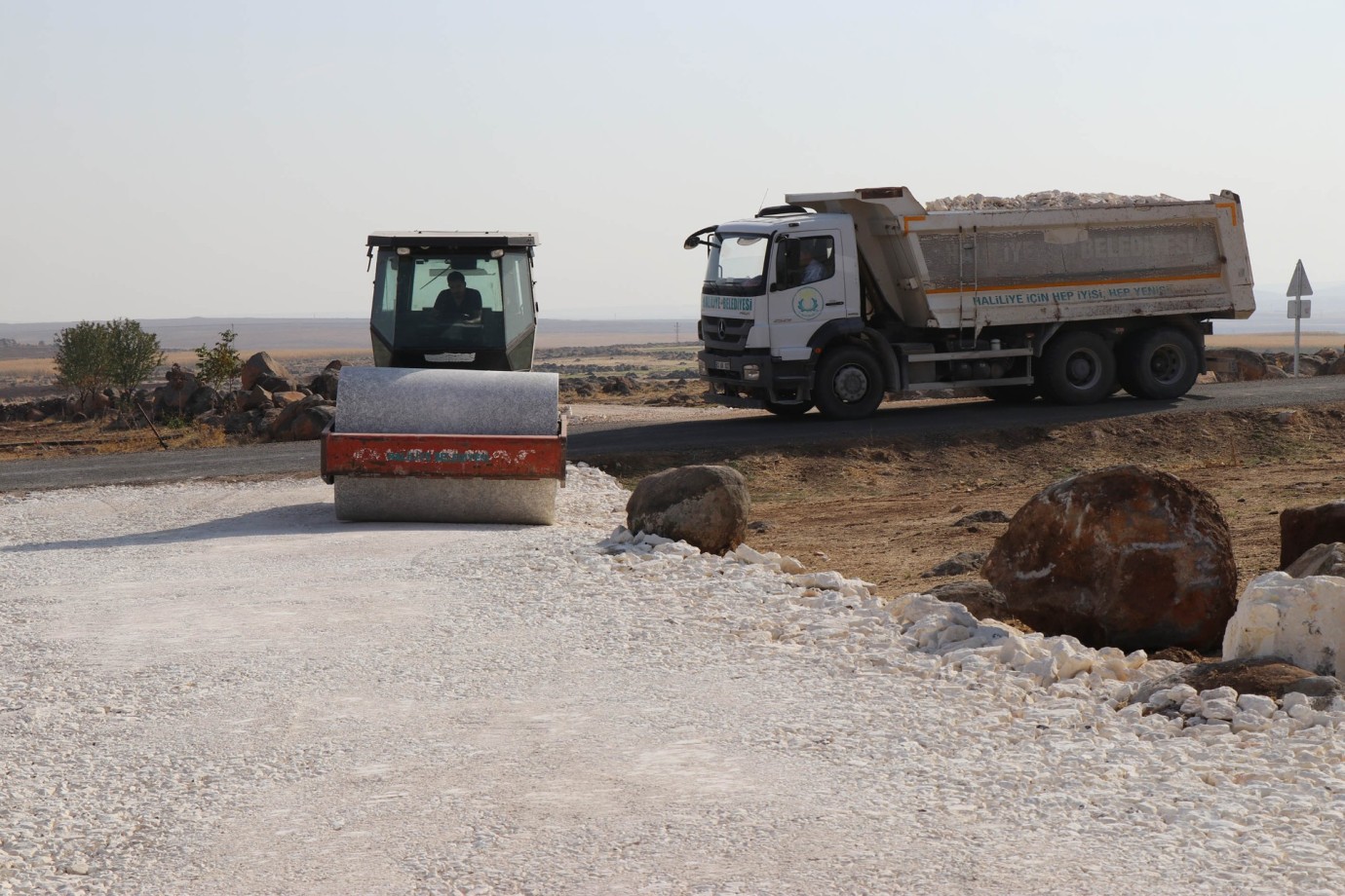 HALİLİYE BELEDİYESİ, KIRSAL MAHALLELERDE ULAŞIM KONFORUNU ARTIRIYOR
