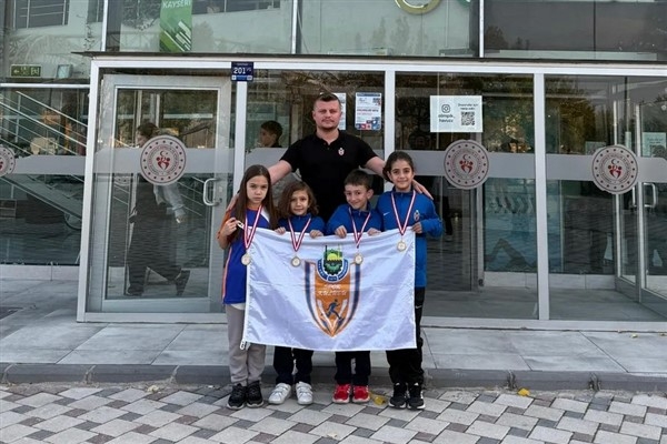 İnegöl Belediyesi sporcularından yüzmede Türkiye dereceleri