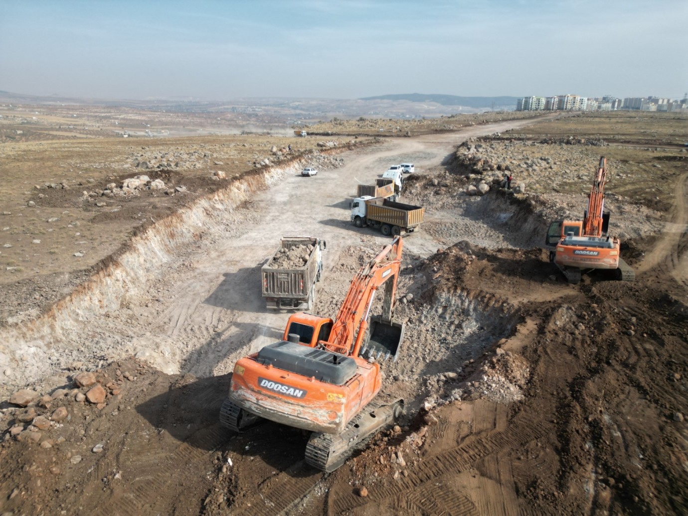 KARAKÖPRÜ’DE TRAFİĞİ RAHATLATACAK YENİ YOL PROJESİ BAŞLADI