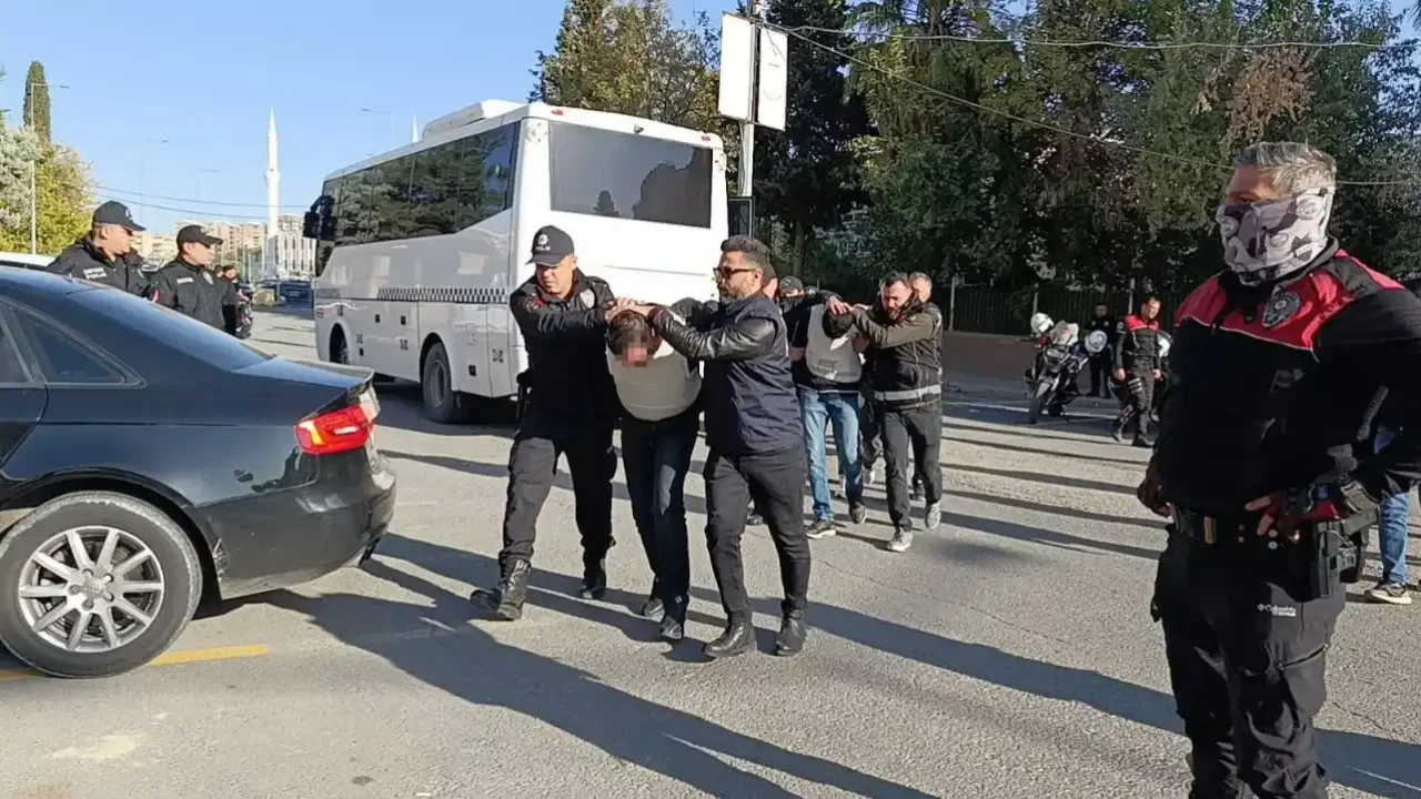 Şanlıurfa  Karaköprü ilçesin da 1 kişinin öldüğü silahlı kavgada 4 kişi adliyeye sevk edildi