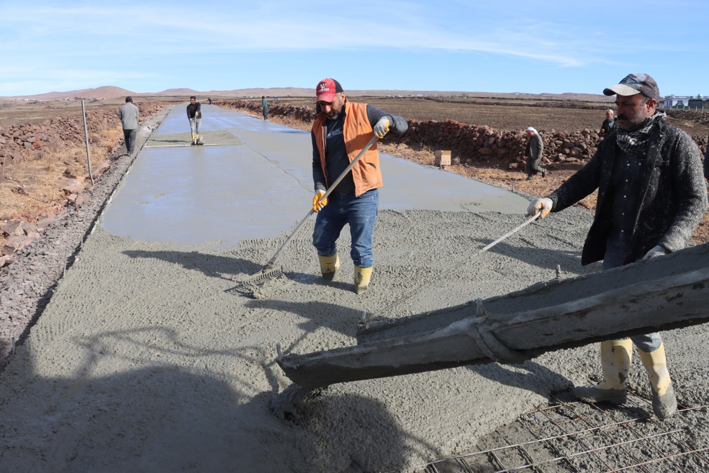 SİVEREK KIRSALINDA 12 KİLOMETRELİK YOL, BETON KAPLAMA İLE YENİLENDİ