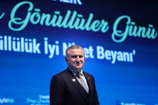 Bakan Bak, milli sporcularla bir araya geldi