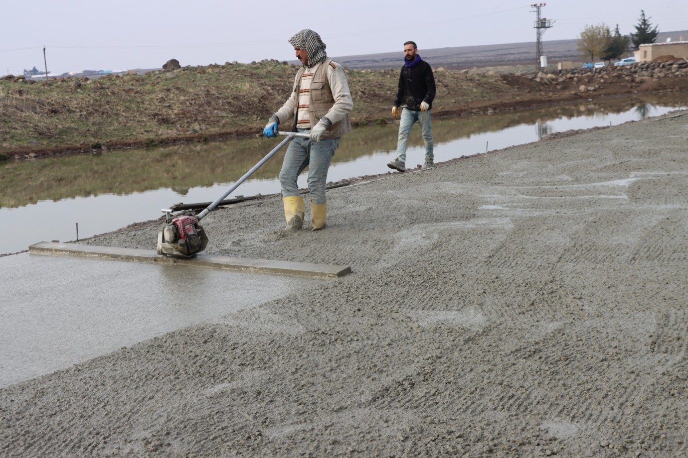 BÜYÜKŞEHİR, SİVEREK’TE BETON YOL ATAĞINI SÜRDÜRÜYOR