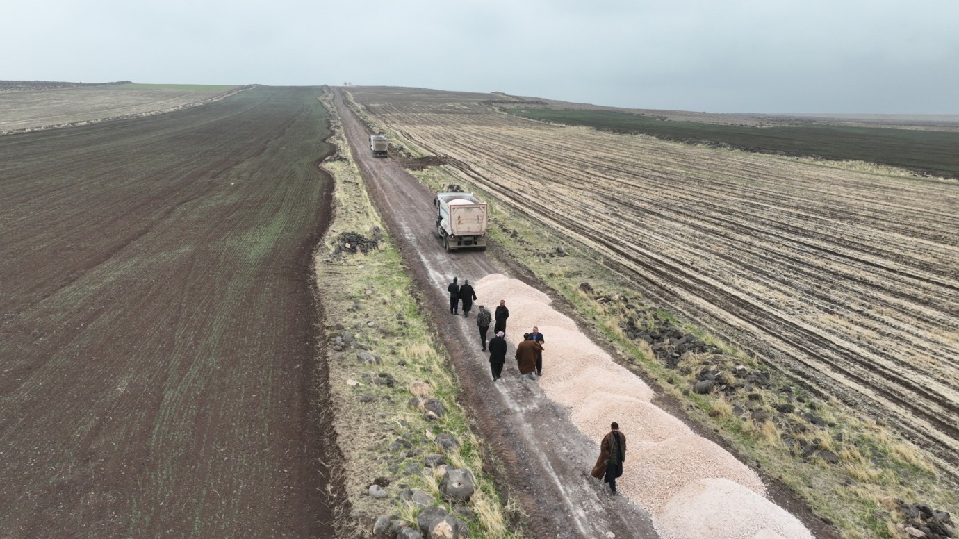 BÜYÜKŞEHİR, SİVEREK KIRSALINDA YOL SEFERBERLİĞİNİ SÜRDÜRÜYOR
