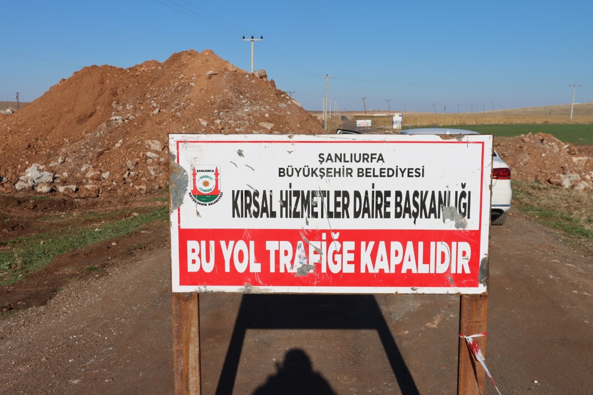 ŞANLIURFA’DA 3 İLÇEYİ BAĞLAYAN GRUP YOLU BETON YOL OLUYOR