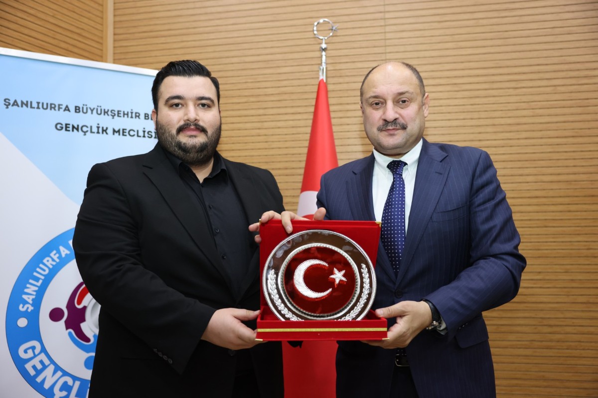BAŞKAN GÜLPINAR, ÜNİVERSİTELİ GENÇLERLE BULUŞTU  BAŞKAN GÜLPINAR: “SİYASET DEĞİL, HİZMET KONUŞMALIYIZ”
