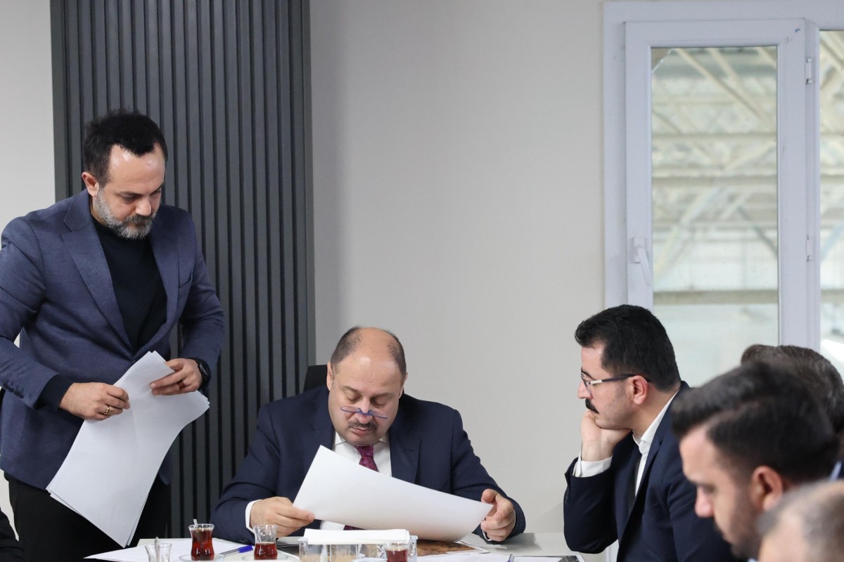 BAŞKAN GÜLPINAR, YOĞUN KAR ÖNCESİ KOORDİNASYON TOPLANTISI DÜZENLEDİ  BAŞKAN GÜLPINAR: “TÜM EKİPLERİMİZLE TEYAKKUZ HALİNDEYİZ”