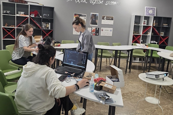 İzmir'de gençler için ücretsiz kodlama eğitimi başlıyor