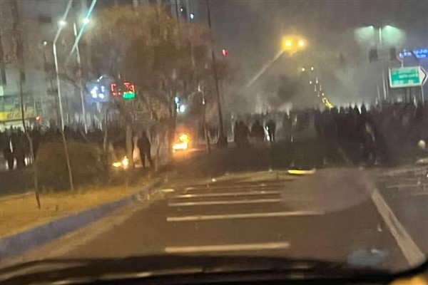 Bir çok ülke İran'daki artan tehlike konusunda vatandaşlarını uyarıyor
