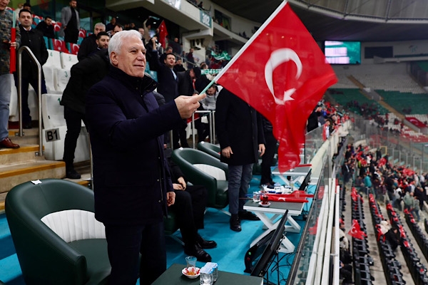 Bursa’da tribünler Türk bayraklarıyla donatıldı