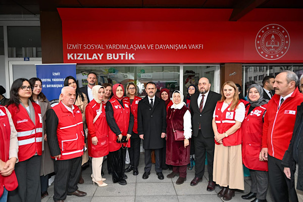 Vali Aktaş, &Prime;İzmit SYDV Kızılay Butik&Prime; mağazasını ziyaret etti