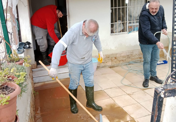 Menderes Belediyesi'nden yağışlar sonrası zarar gören evlerde temizlik çalışması