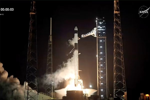 SpaceX ve NASA ISS'te azalan mürettebatı rahatlatmak için yeni astronat ekibini fırlattı