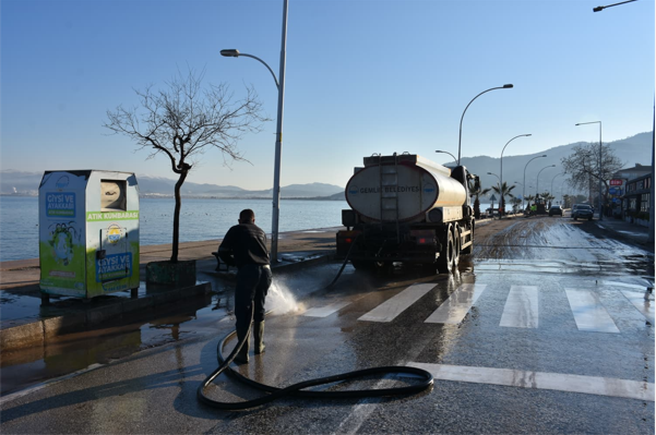 Gemlik Belediyesi'nden fırtına sonrası temizlik
