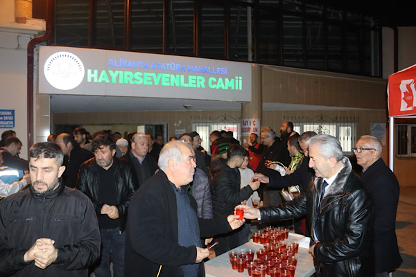 Alikahya’da teravih sonrası şerbet ve lokum dağıtıldı