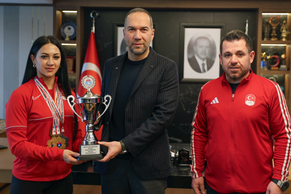 Niğdeli kayakçı Ebru Tuncer, Başkan Özdemir'i ziyaret etti