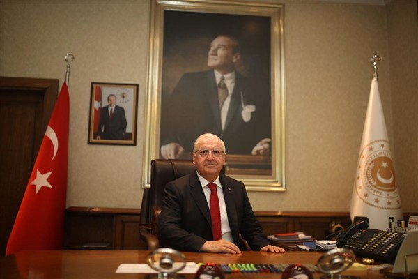 Bakan Güler, Hatay’da bayram namazını kıldı