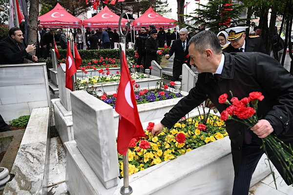 Kocaeli Valisi Aktaş’tan şehitliklere bayram ziyareti