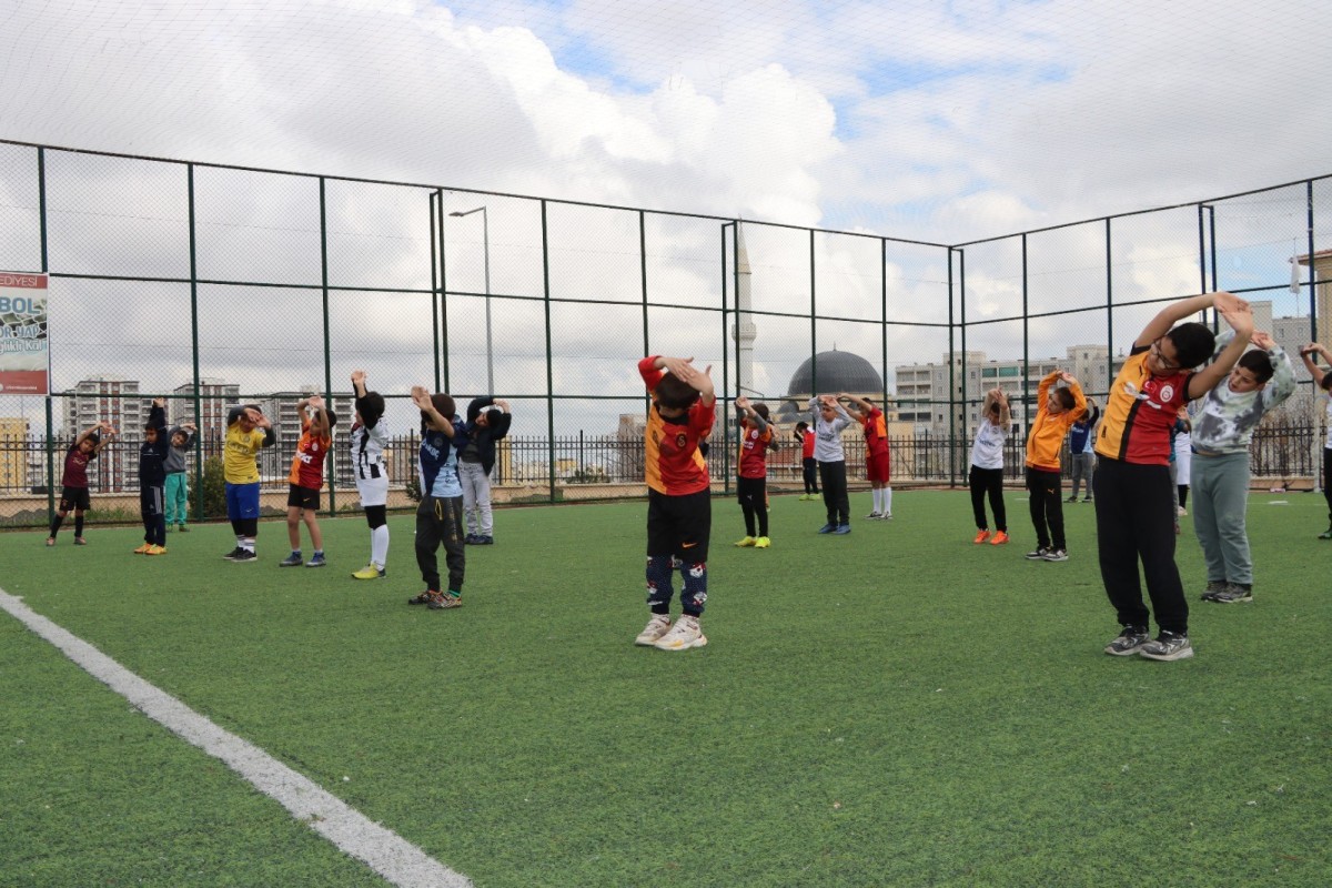 KARAKÖPRÜ’DE ÇOCUKLAR SPORLA BÜYÜYOR