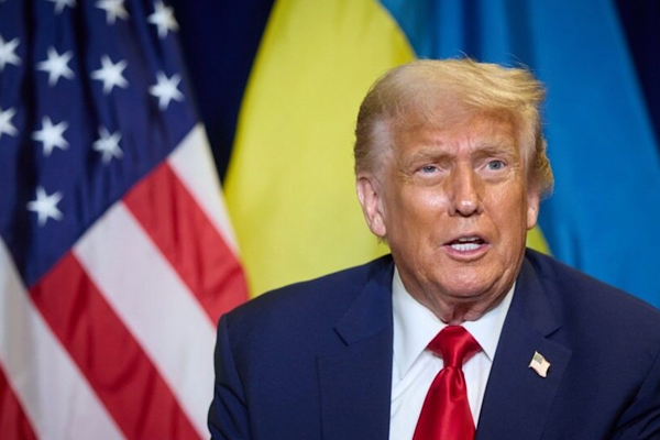 Trump: Havalimanındaki bu karmaşadan Demokratları suçlayın