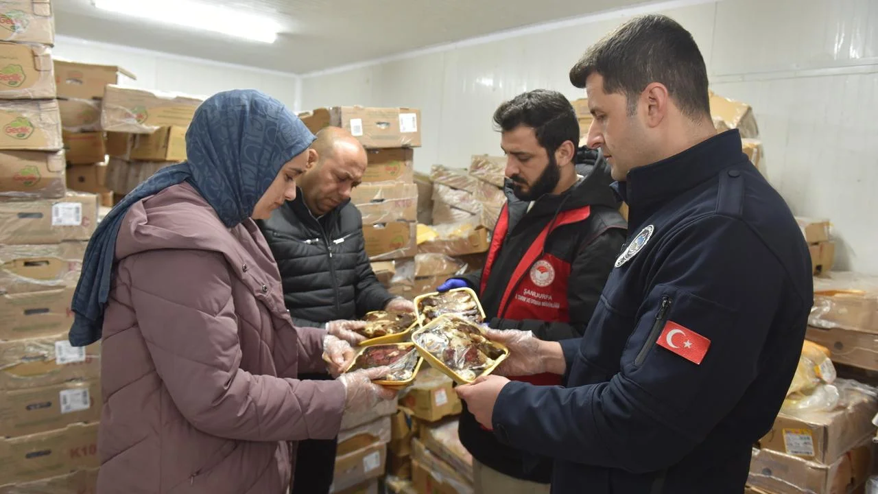Şanlıurfa’nın Siverek ilçesinde 50 ton bozuk tavuk eti ele geçirildi