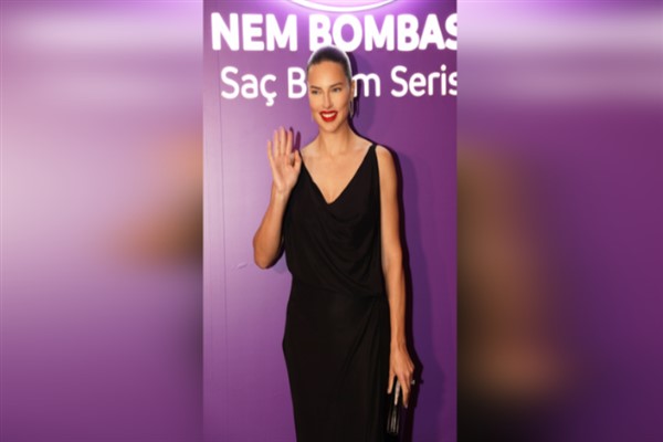 Adriana Lima muhteşem saçlarının sırrını paylaştı: &Prime;Sadece Duru’ladım&Prime;