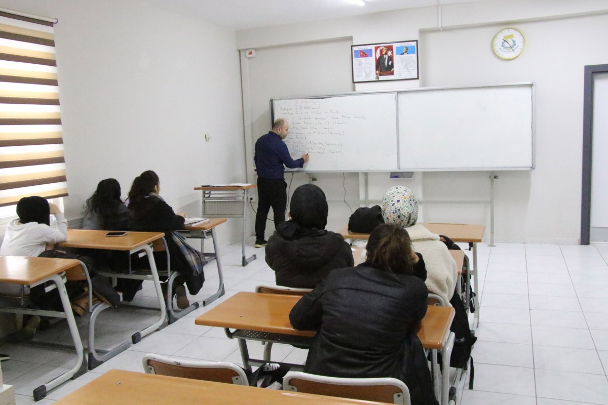 HALİLİYE’DE GENÇLER GELECEĞE EĞİTİMLE HAZIRLANIYOR