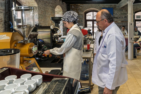 İzmir'de otizmli gençler barista eğitimi alıyor