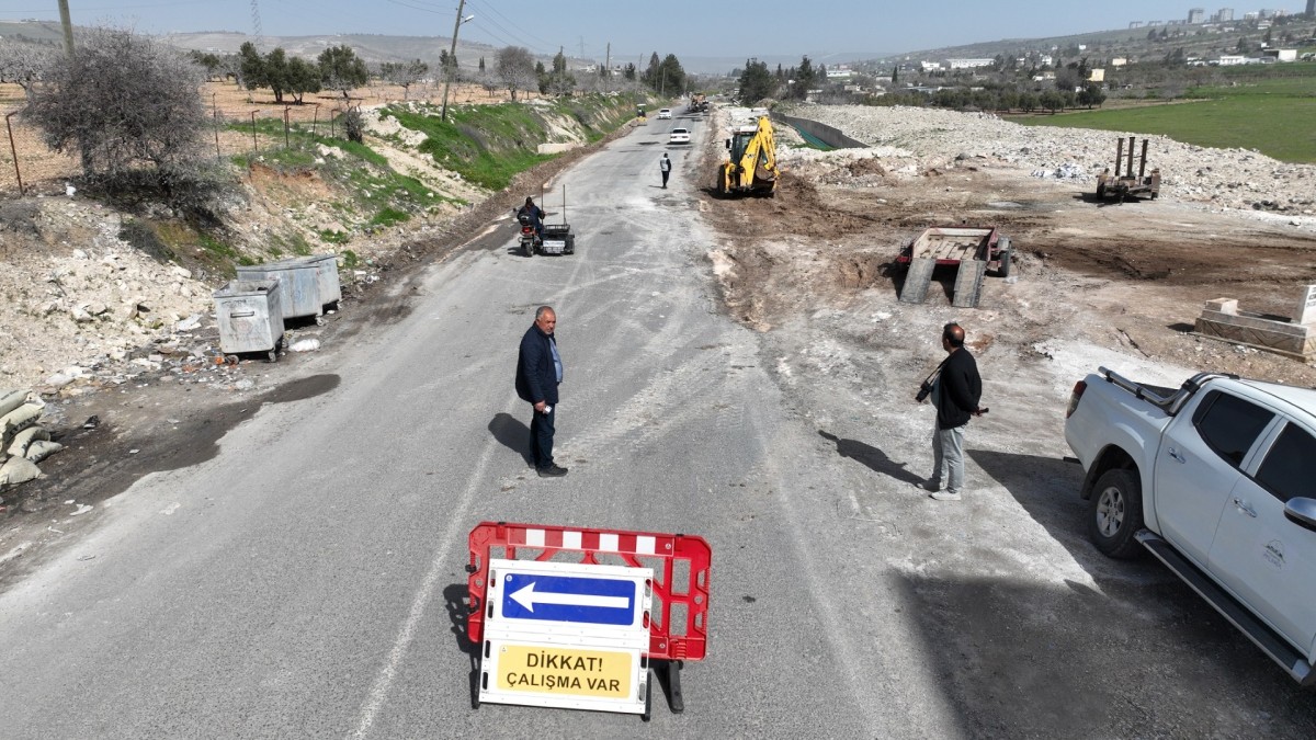 : BÜYÜKŞEHİR BELEDİYESİ, BOZUK YOLLARI ONARIYOR