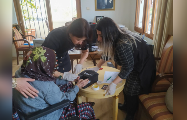 Huzurevi sakinlerine &Prime;yerinde&Prime; kimlik hizmeti