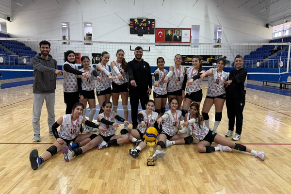 Kayapınar Belediyesi kadın voleybol takımı il şampiyonu oldu