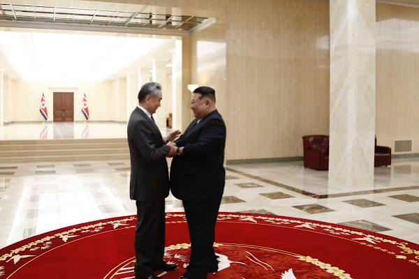 Pyongyang’da üst düzey temas: Kim Jong Un, Wang Yi’yi kabul etti