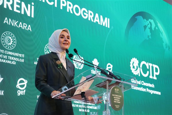 Göktaş, Meta yöneticisi Davis ile çocukların dijital güvenliğini görüştü