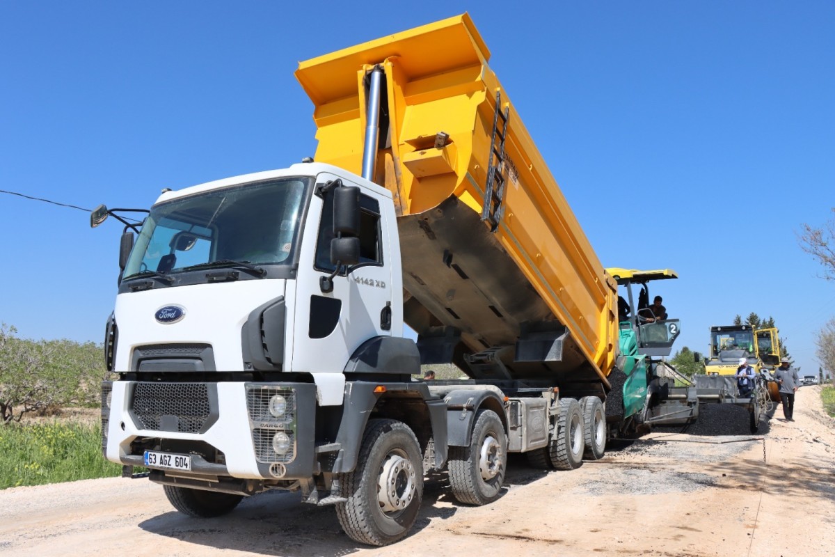 ŞANLIURFA’DA 14 KİLOMETRELİK GRUP YOLUNDA ASFALT SEFERBERLİĞİ SÜRÜYOR