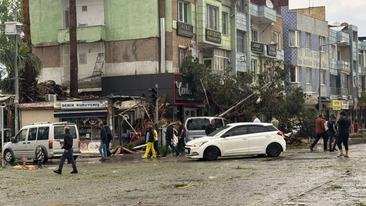 Şanlıurfa'nın Birecik ilçesinde sağanak ve dolu: 12 yaralı