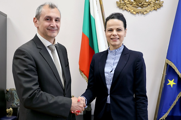 İvkova, Bulgaristan Sağlık Bakanlığı görevini Okoliyski'den devraldı
