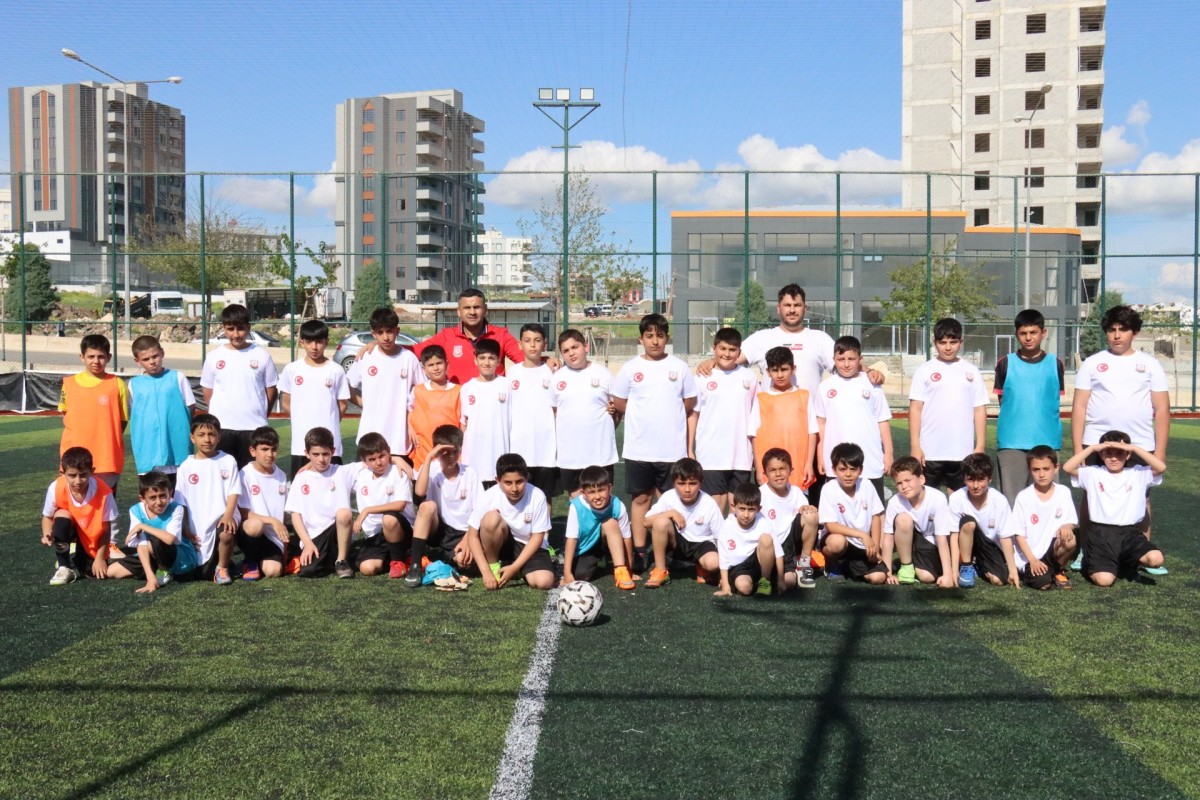 ŞANLIURFA BÜYÜKŞEHİR BELEDİYESİ, GELECEĞİN FUTBOLCULARINI YETİŞTİRİYOR