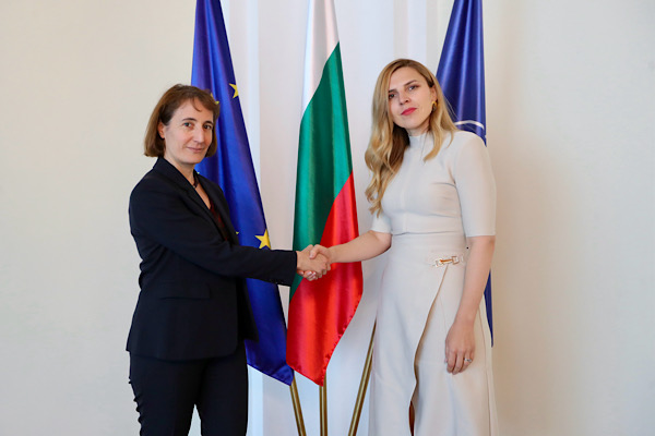 Petrova, Bulgaristan'daki Fransa Büyükelçisi Dumoulin ile görüştü