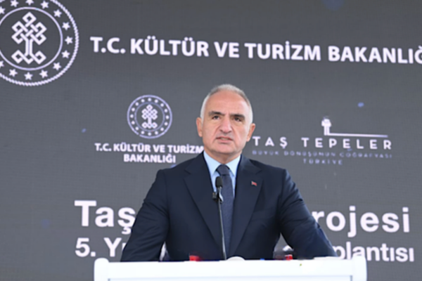 Bakan Ersoy, eski TBMM Başkanı Kahraman’ı ziyaret etti