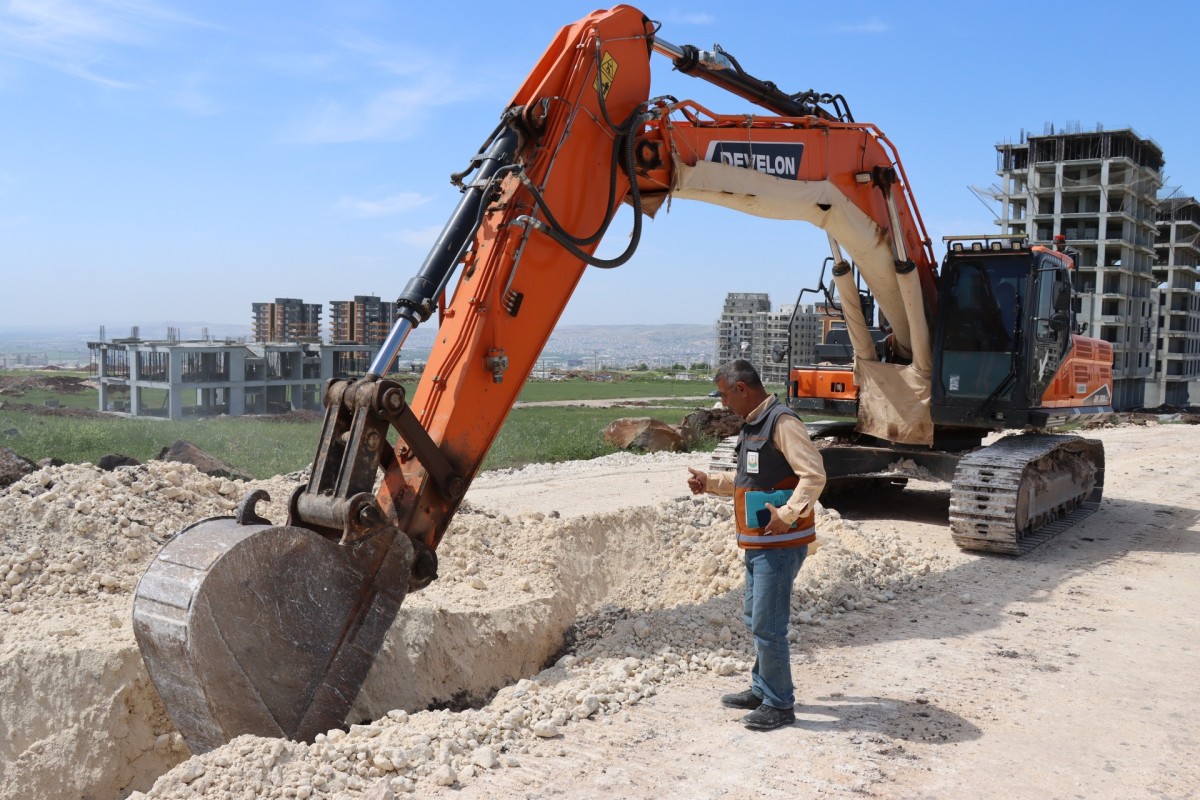 BÜYÜKŞEHİR, GÜZELYURT’TA ALTYAPI VE YOL ÇALIŞMALARINA HIZ VERDİ