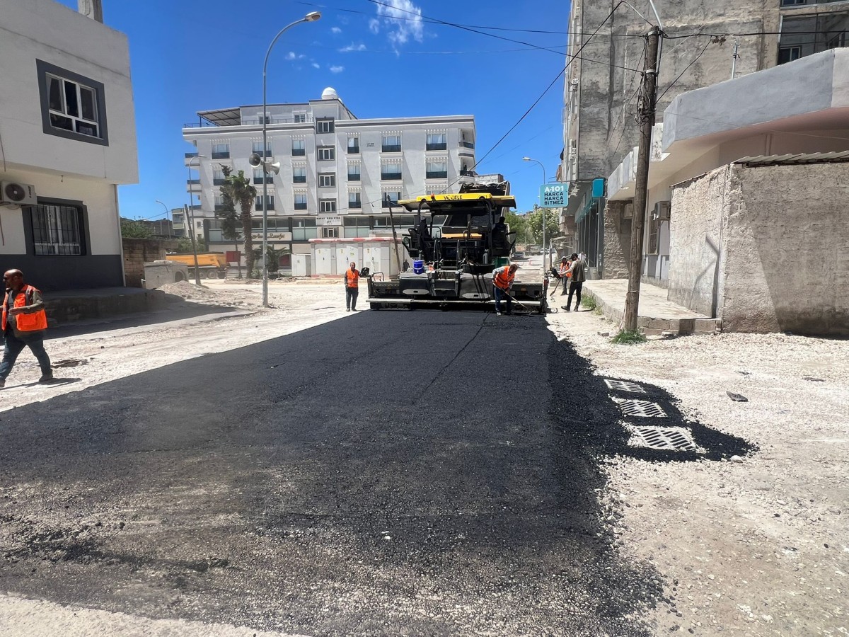 BÜYÜKŞEHİR, UĞUR BORAN CADDESİ’NDE ASFALT SERİMİNE BAŞLADI