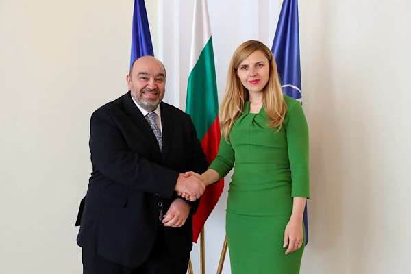 Petrova, Yunanistan'ın Bulgaristan Büyükelçisi Liberopoulos ile görüştü