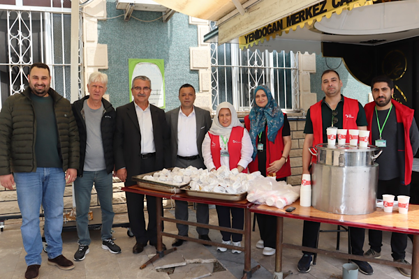 İzmit'te Cuma Namazı sonrası vatandaşlara ikram